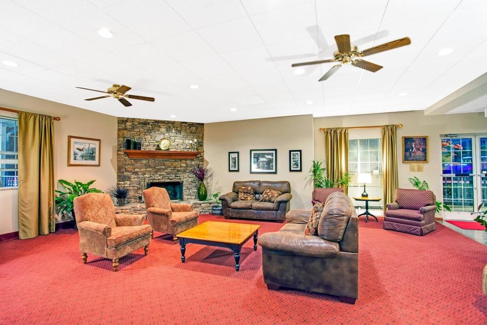 Отель Ramada By Wyndham Pigeon Forge North Экстерьер фото