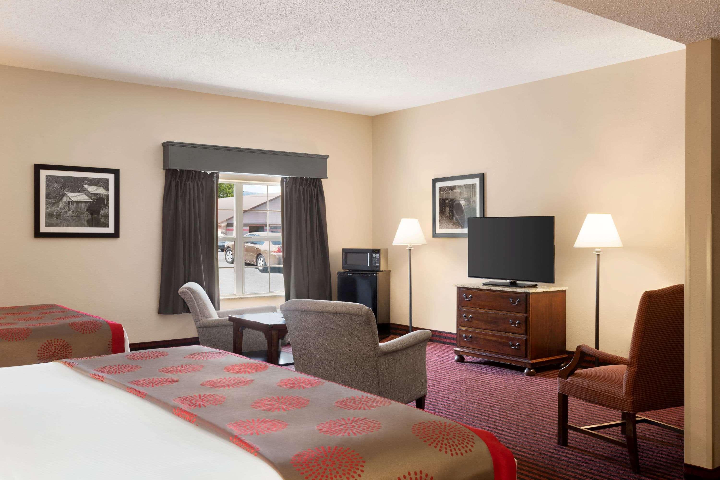 Отель Ramada By Wyndham Pigeon Forge North Экстерьер фото