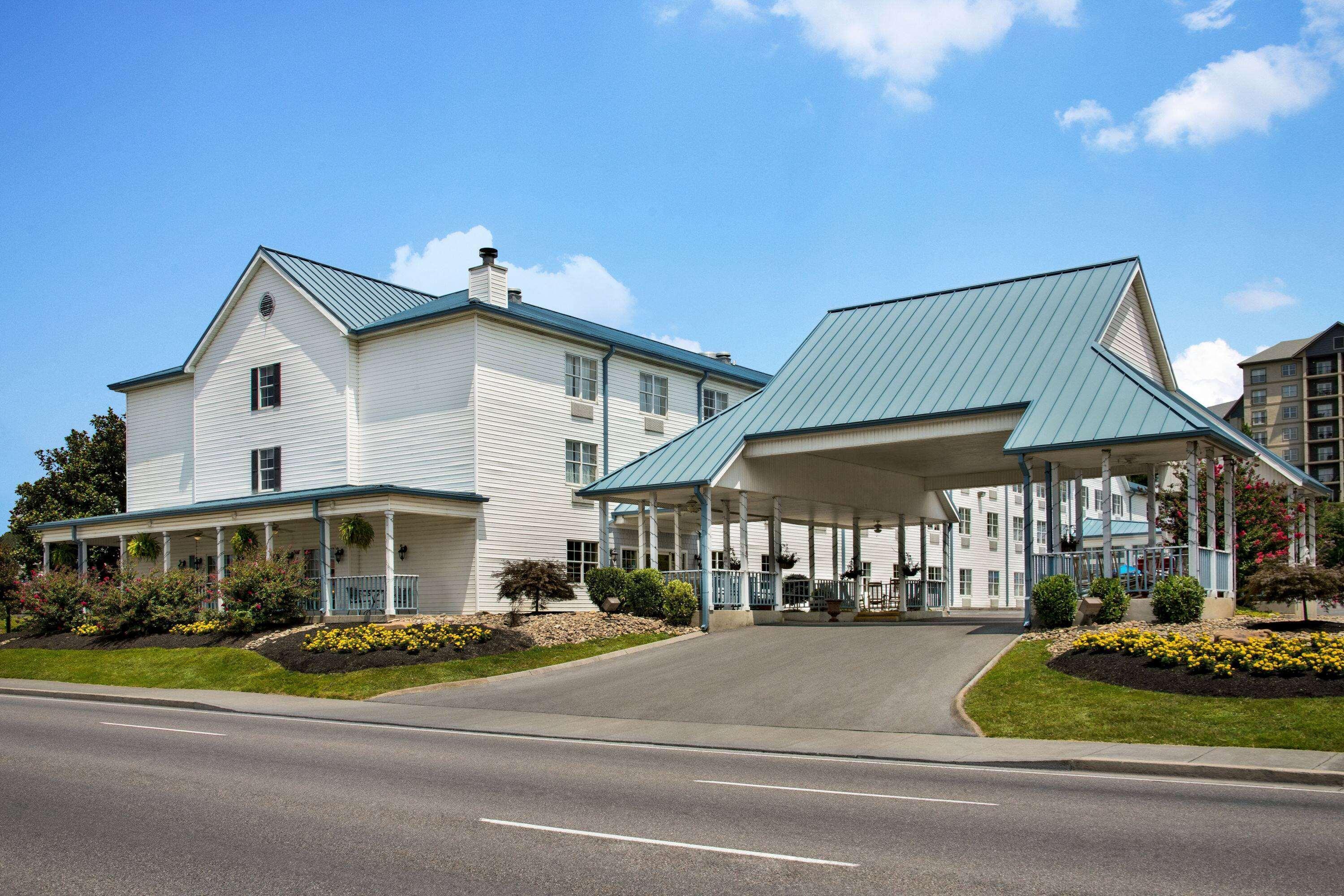Отель Ramada By Wyndham Pigeon Forge North Экстерьер фото